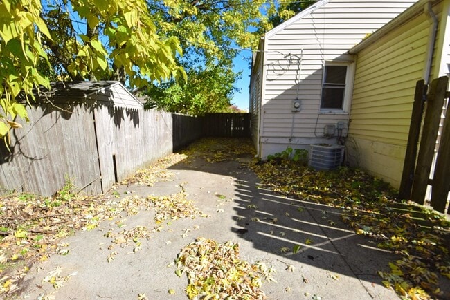 Building Photo - Mishawaka IN 2 Bedroom Home