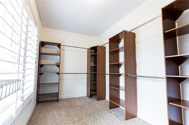 Building Photo - 2288 Oakview Rd NE