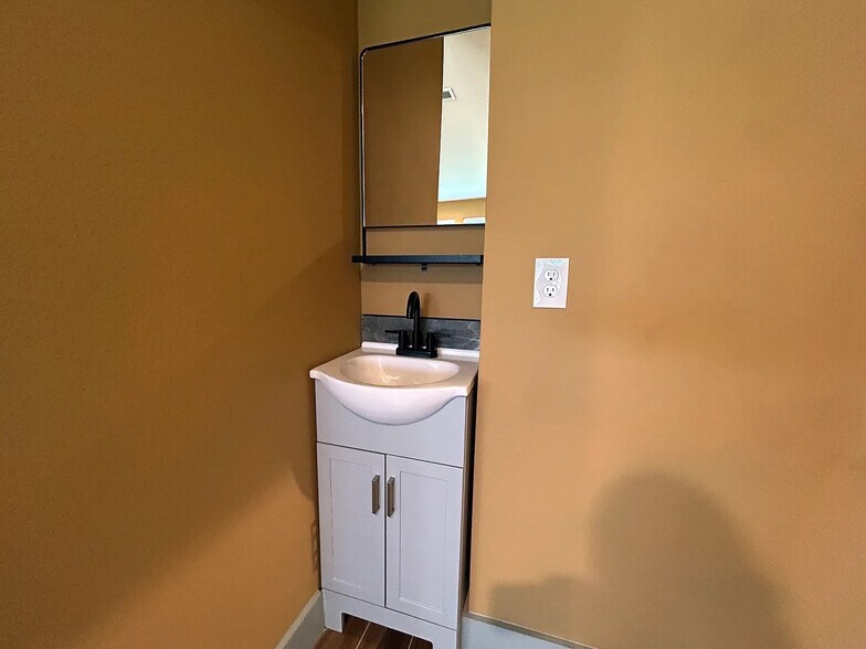 Building Photo - Room in Duplex on N Shore Dr