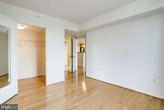 Building Photo - 2220 Fairfax Dr