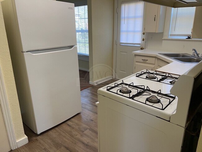 Building Photo - 515 W Kern Rd