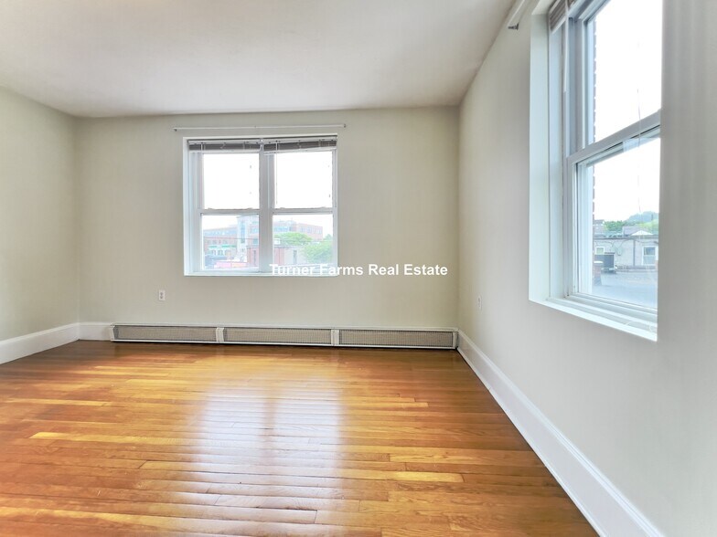 Building Photo - 402A Highland Ave