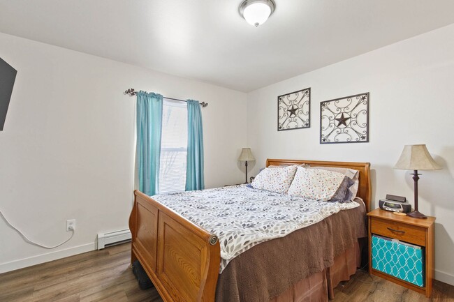 Building Photo - Great Three Bedroom Condo in Belgrade!