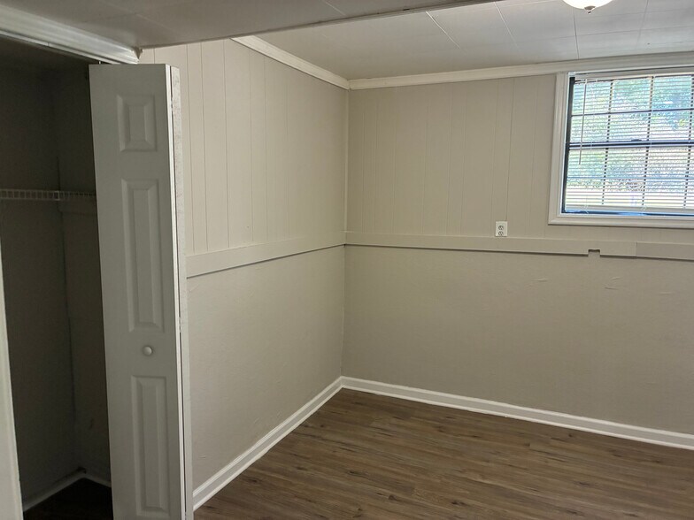 Building Photo - Room in House on Reba Rd