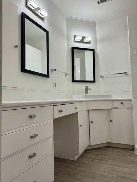 Primary Bath - 3914 Ella Blvd