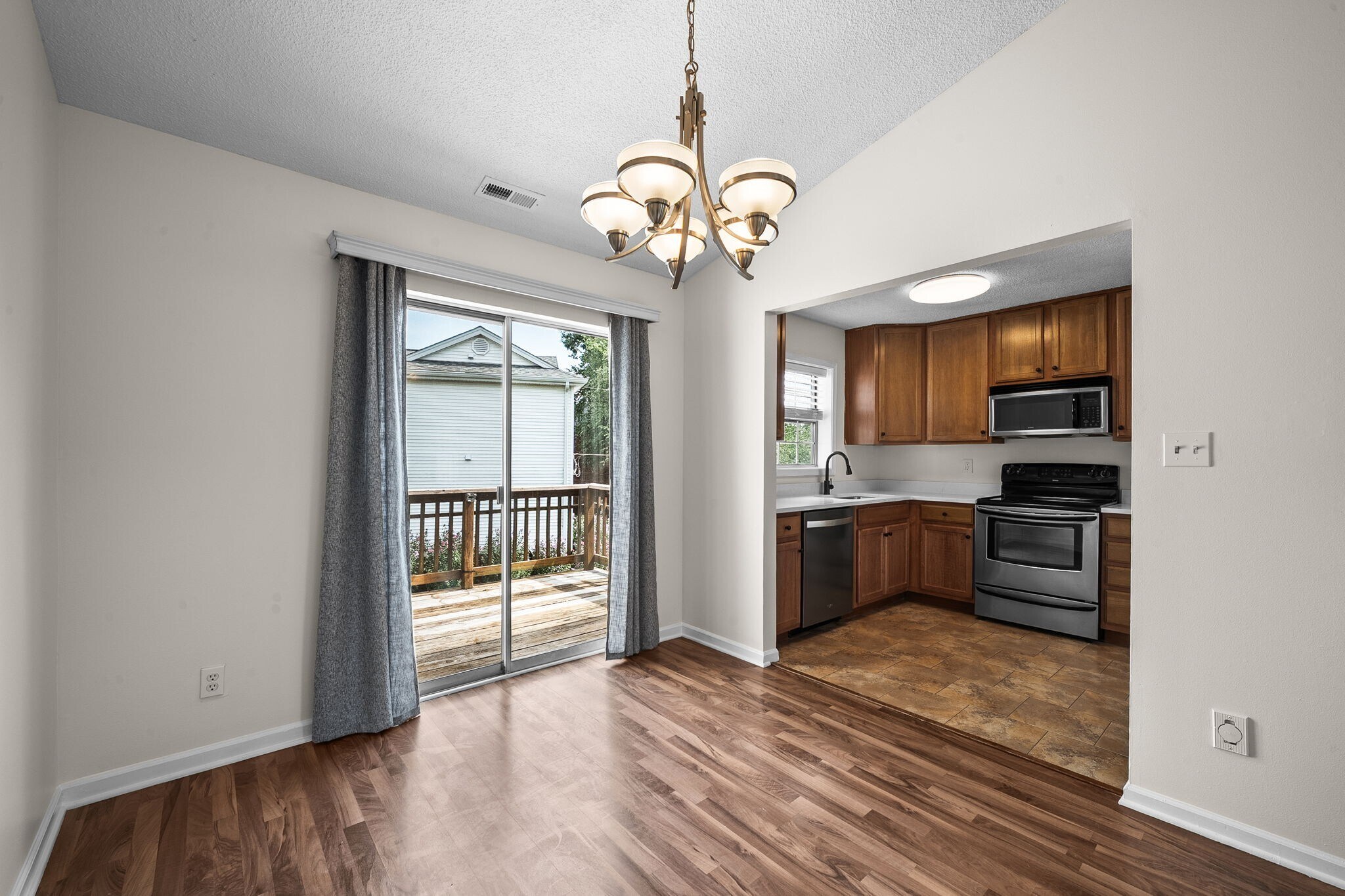 Building Photo - 1614 Thrush Ter