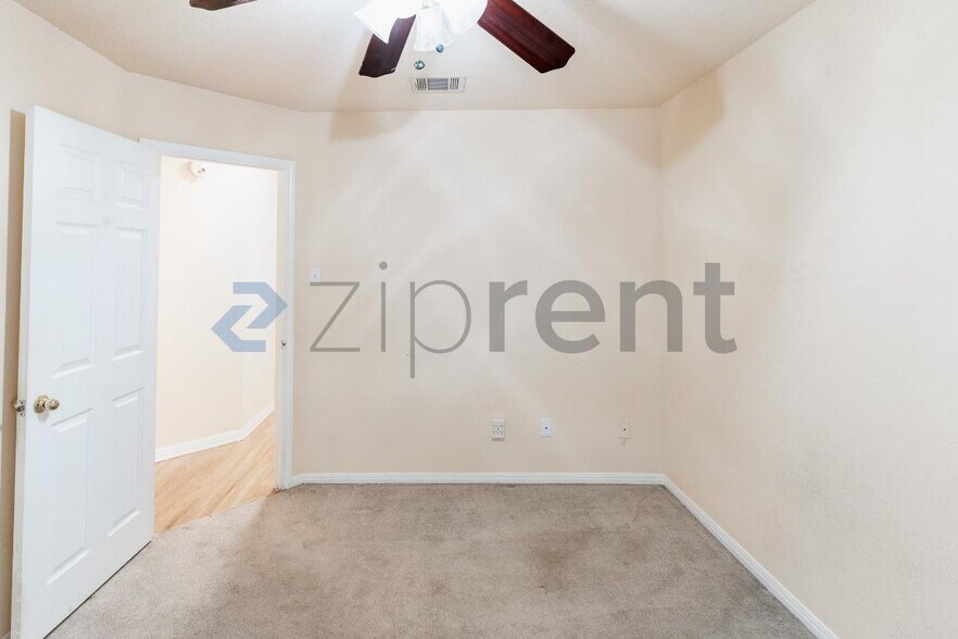 Building Photo - Unit