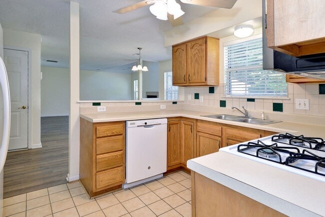 Building Photo - Convenient Coventry Home