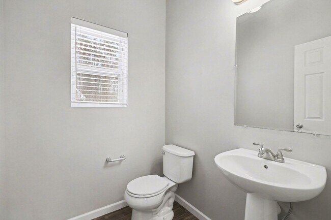 Building Photo - Outstanding Neighborhood in Saugatuck for Long Term Lease!