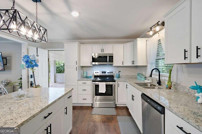 Building Photo - 1025 Hilburn Dr SE