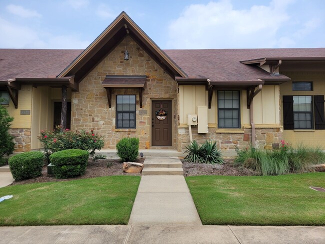 Building Photo - College Station - 3 bedroom / 3 bath / fen...