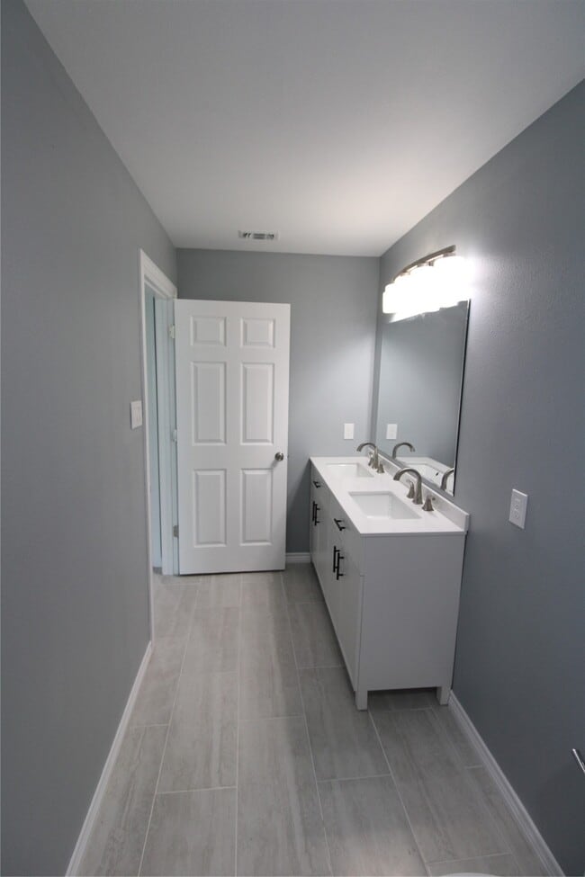 Building Photo - 503 Austin St