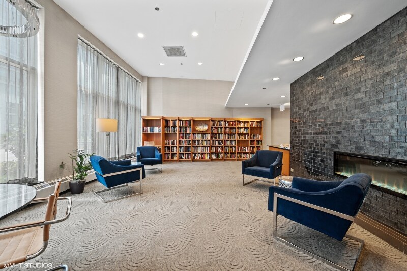 Building Photo - 420 E Waterside Dr