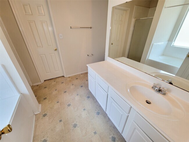 Building Photo - 5746 Roehampton Ct