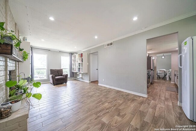 Building Photo - 4515 Golf View Dr