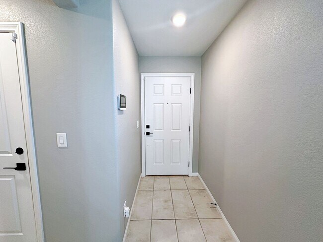 Building Photo - 4 BEDROOM + LOFT HOME IN GATED COMMUNITY