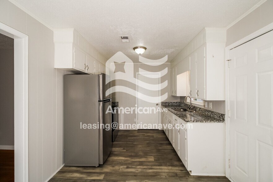 Building Photo - 300 Forestwood Dr