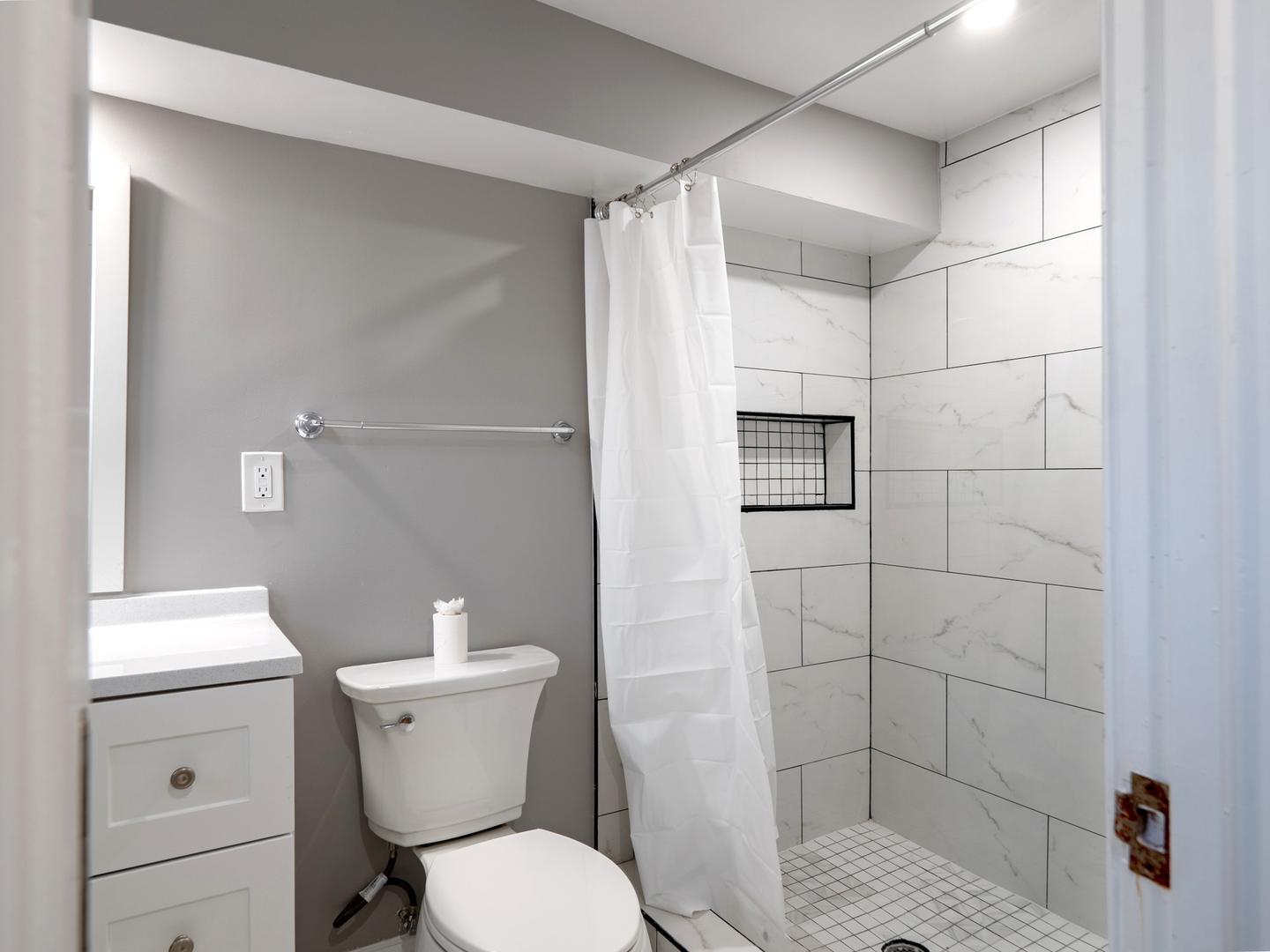 Building Photo - Elegant Petworth townhouse near Rock Creek...