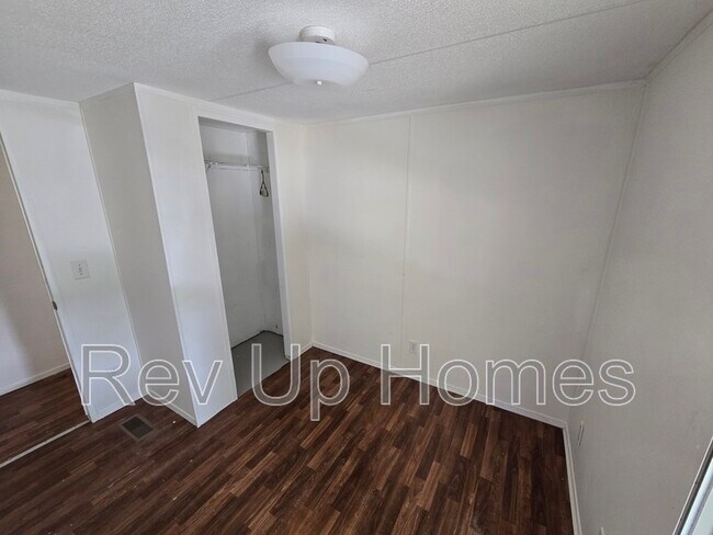 Building Photo - 123 Fred Dr