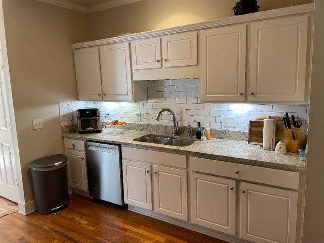 Building Photo - 1121 Surrey Ln