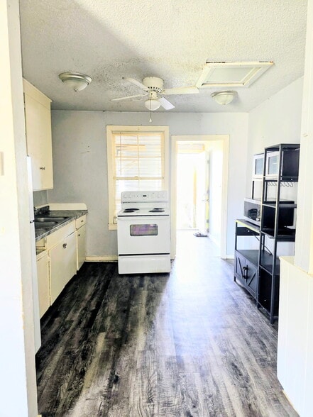 Building Photo - 1318 W 10th St