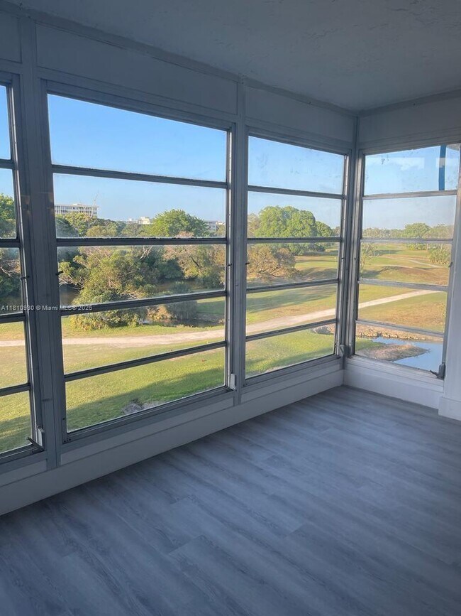 Building Photo - 3151 S Palm Aire Dr