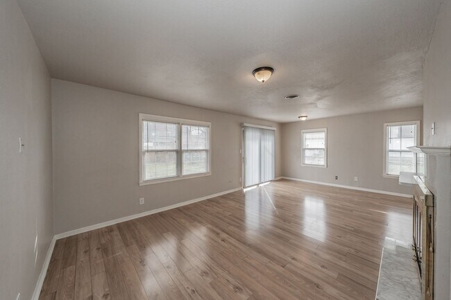 Building Photo - 3 Bedroom, 1.5 Bathroom in West Worth Village