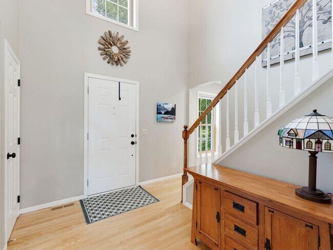 Building Photo - *Short term lease!* Spacious Like-New 2-Story with Office, Fireplace, Sunroom, Gourmet Kitchen & ...