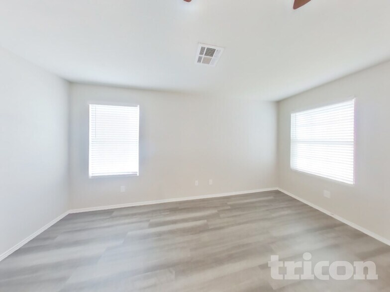 Building Photo - 102 Elizondo Way