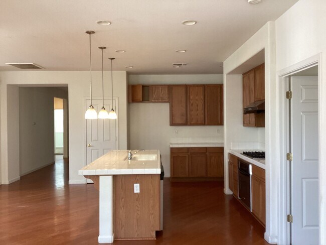 Building Photo - 5162 W Home Ave