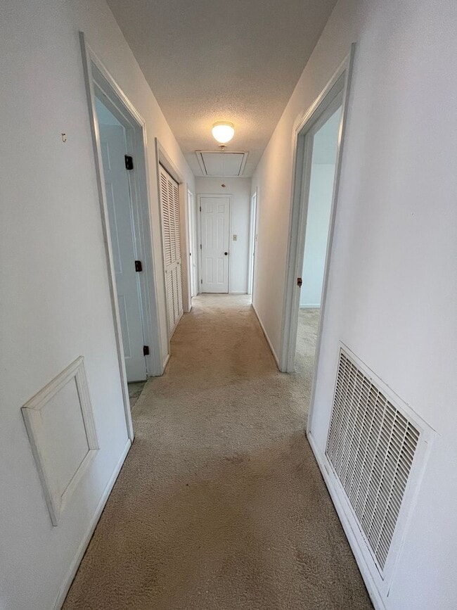 Building Photo - Lovely 3br 2ba home in quiet Chapel Hill neighborhood, walking distance to McDougle Elementary!