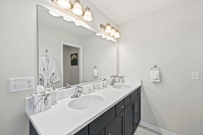 Building Photo - 1868 Forest View Ct