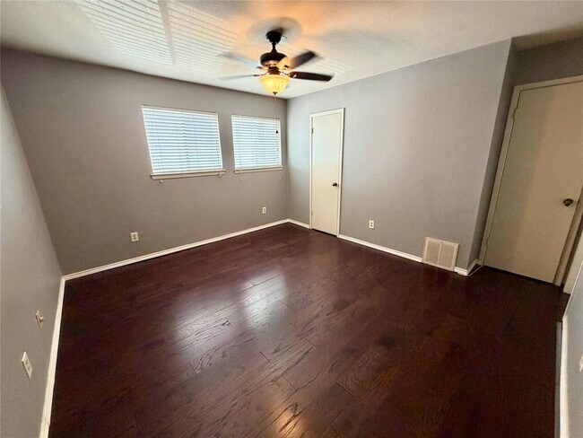 Building Photo - 6910 Hart Ln