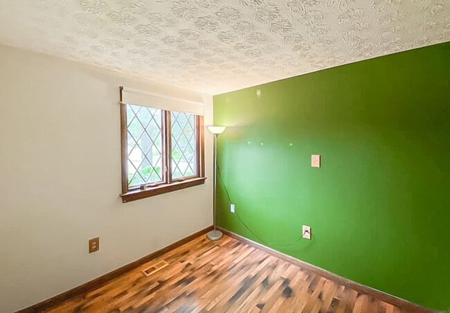 Building Photo - Charming 2-Level, 3 Bedroom 2 Bathroom Hom...