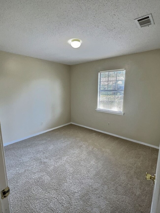 Building Photo - 3-Bedroom, 2-Bath Home Minutes From St. Ma...