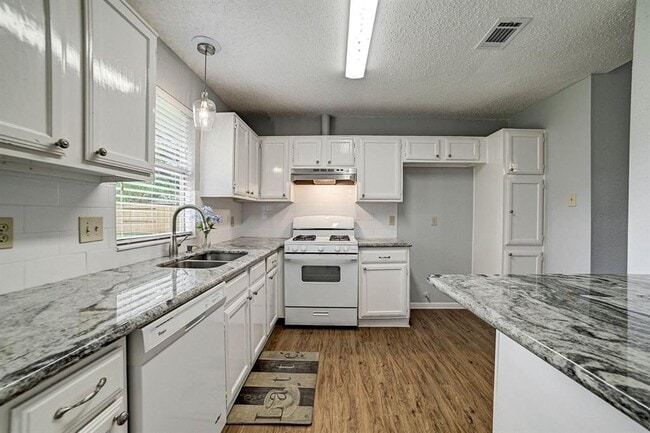 Building Photo - 2615 Lively Ln