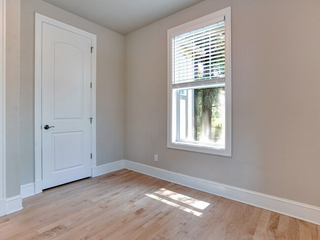 Building Photo - Pristine Spacious 3 Bedroom Lake Oswego Townhome | Skylights, High Ceilings, and Mt. Park Trails ...