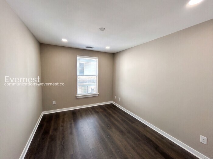 Building Photo - 305 Jeffries Wy