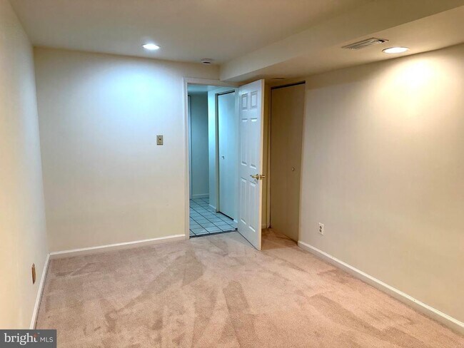 Building Photo - 5 Charen Ct