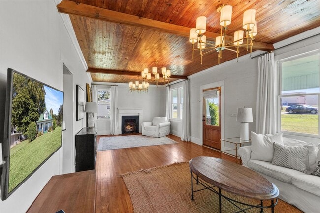 Building Photo - ASK ABOUT FREE RENT! Country Classic with Modern Convenience! Low maintenance!