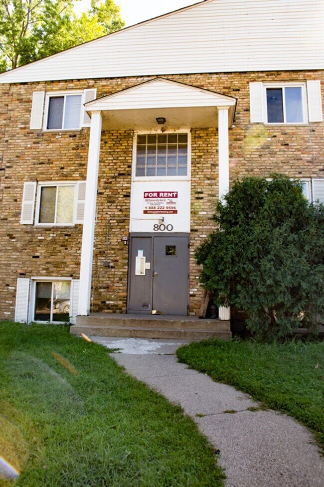 Interior Photo - 800-UNIV