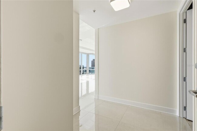 Building Photo - 150 E Robinson St