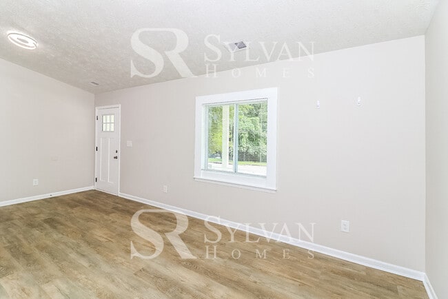 Building Photo - Enjoy the good life in this 3 BR, 2 BA ran...