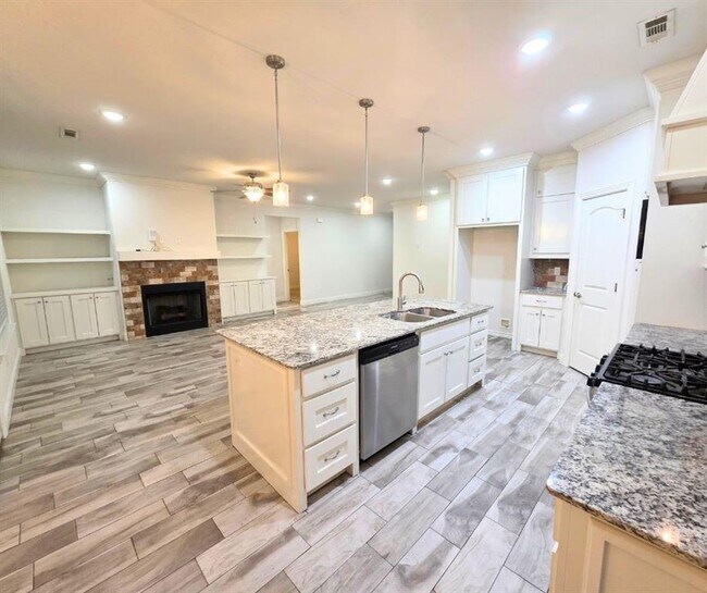 Building Photo - 1001 W Ashmore Landing Loop