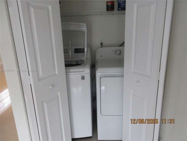 Building Photo - 550 SW 115th Ave