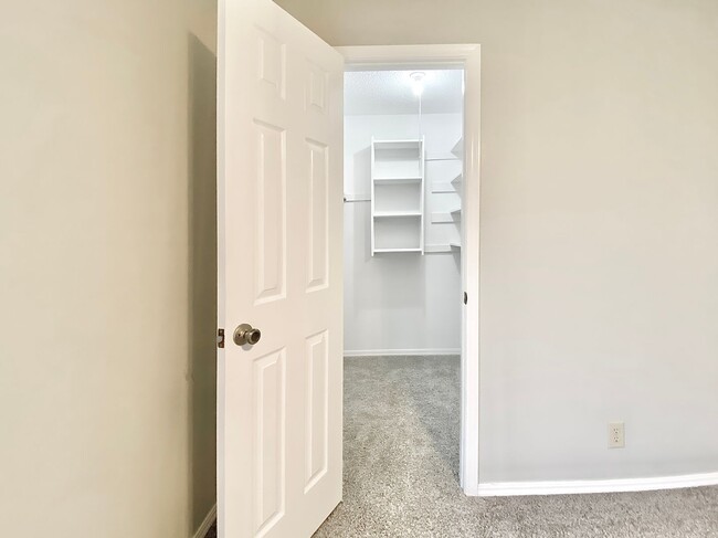 Building Photo - Modern Comfort Meets Prime Location in West Highlands