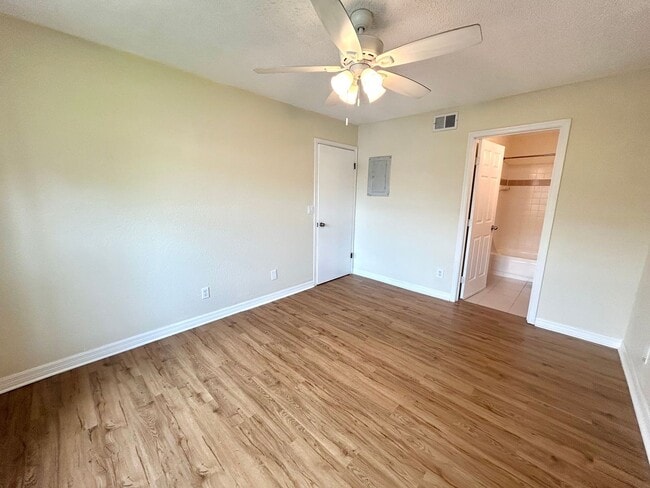 Building Photo - 1 Bed/1 Bath Apartment in Community with G...