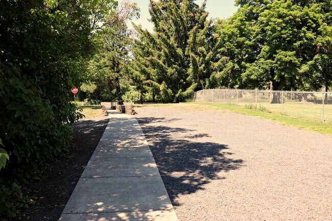 Building Photo - 614 Ash St