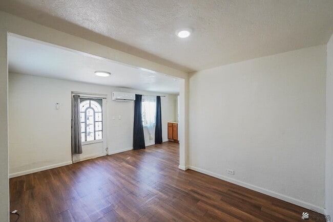 Building Photo - 1181 W 8th Pl