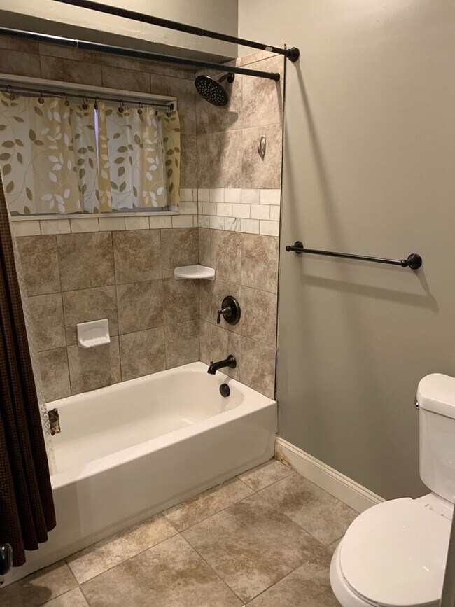 Building Photo - 827 S Braddock Ave